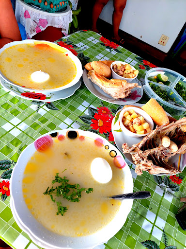 Caldo de gallina de chacra - Las Hermanitas